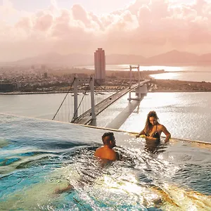Wyndham Golden Bay 5* Da Nang